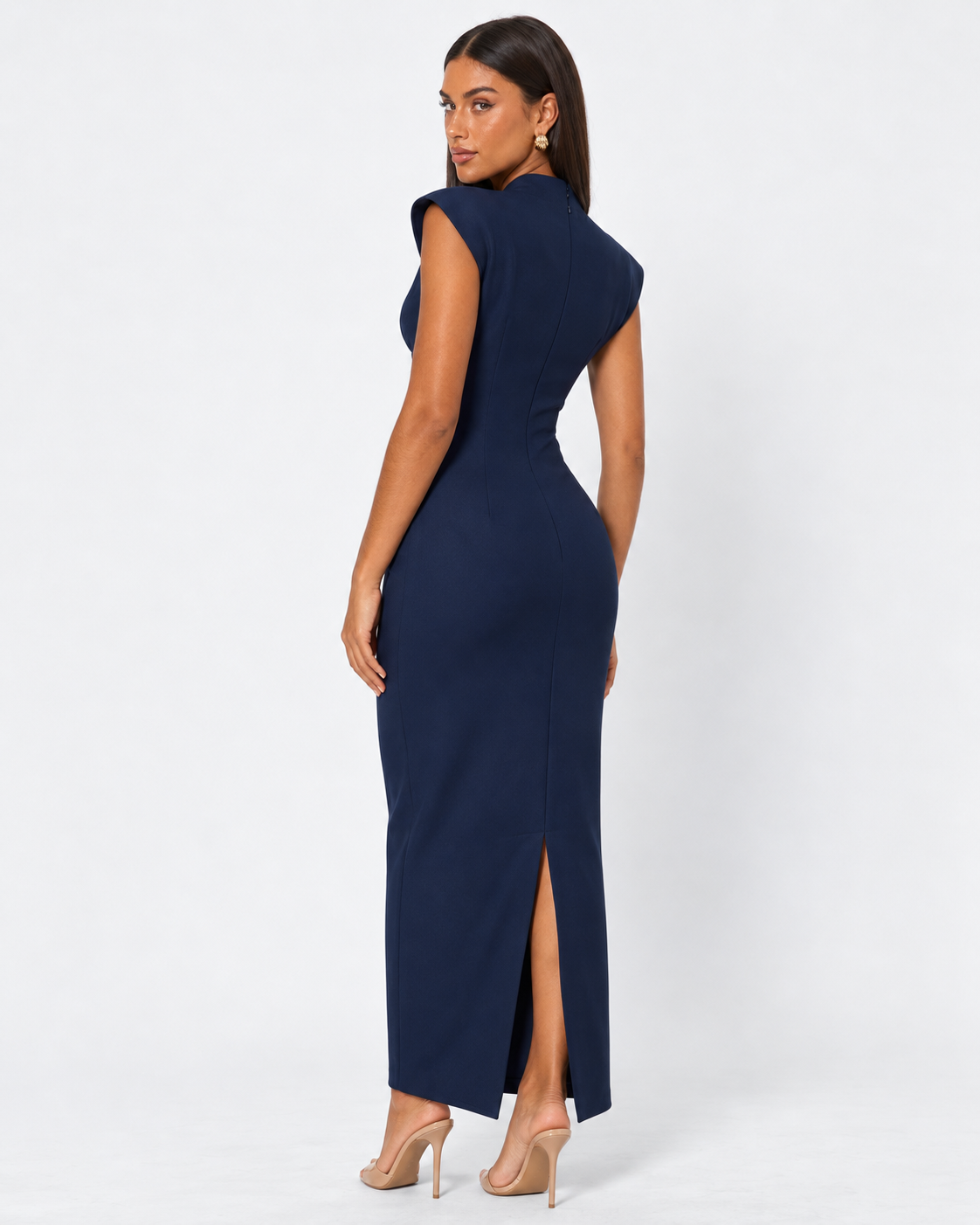 Vestido longo com ombros estruturados e decote em V