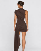 Vestido curto assimétrico com drapeado lateral comprido