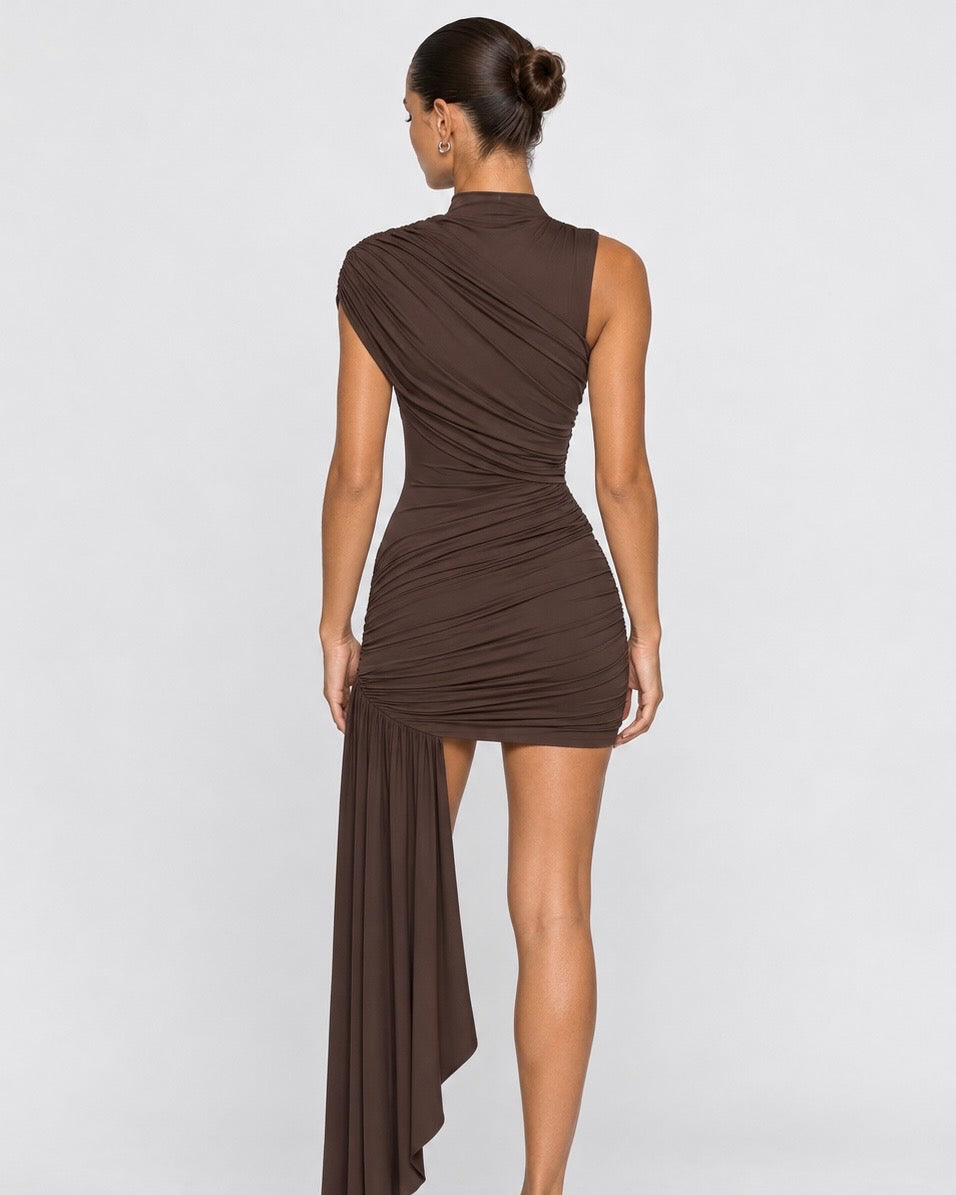 Vestido curto assimétrico com drapeado lateral comprido