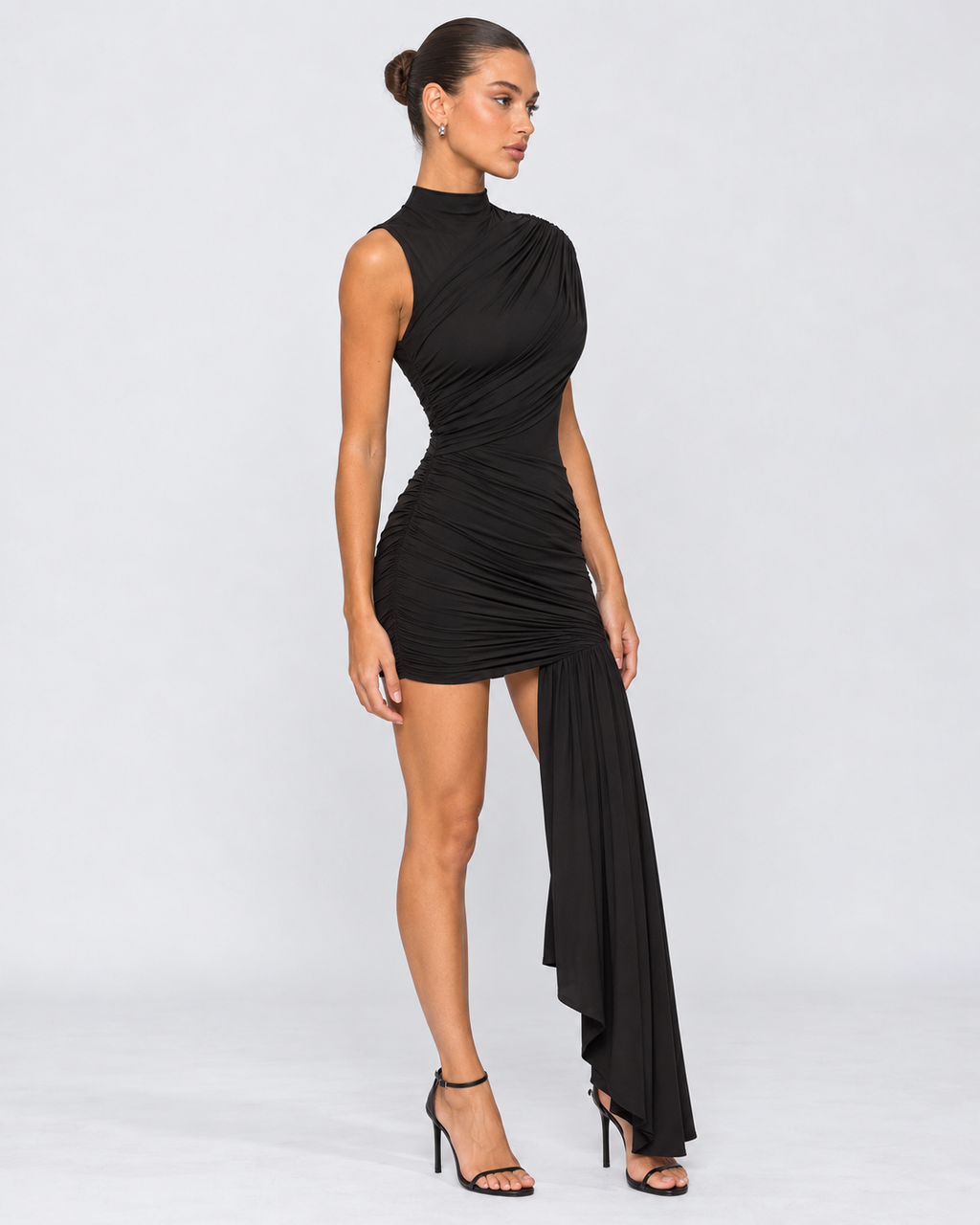 Vestido curto assimétrico com drapeado lateral comprido