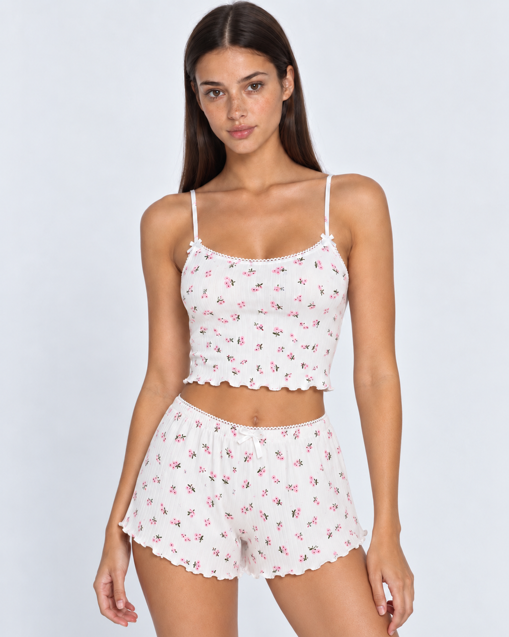 Conjunto de camisola e calções com pequenas flores rosas