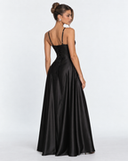 Vestido longo em cetim com corpete e cordões nas costas