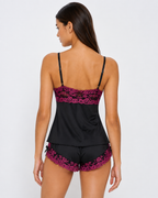 Conjunto sedoso com renda contrastante e laços