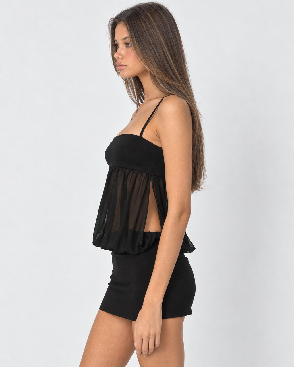 Vestido curto com sobreposição de malha transparente
