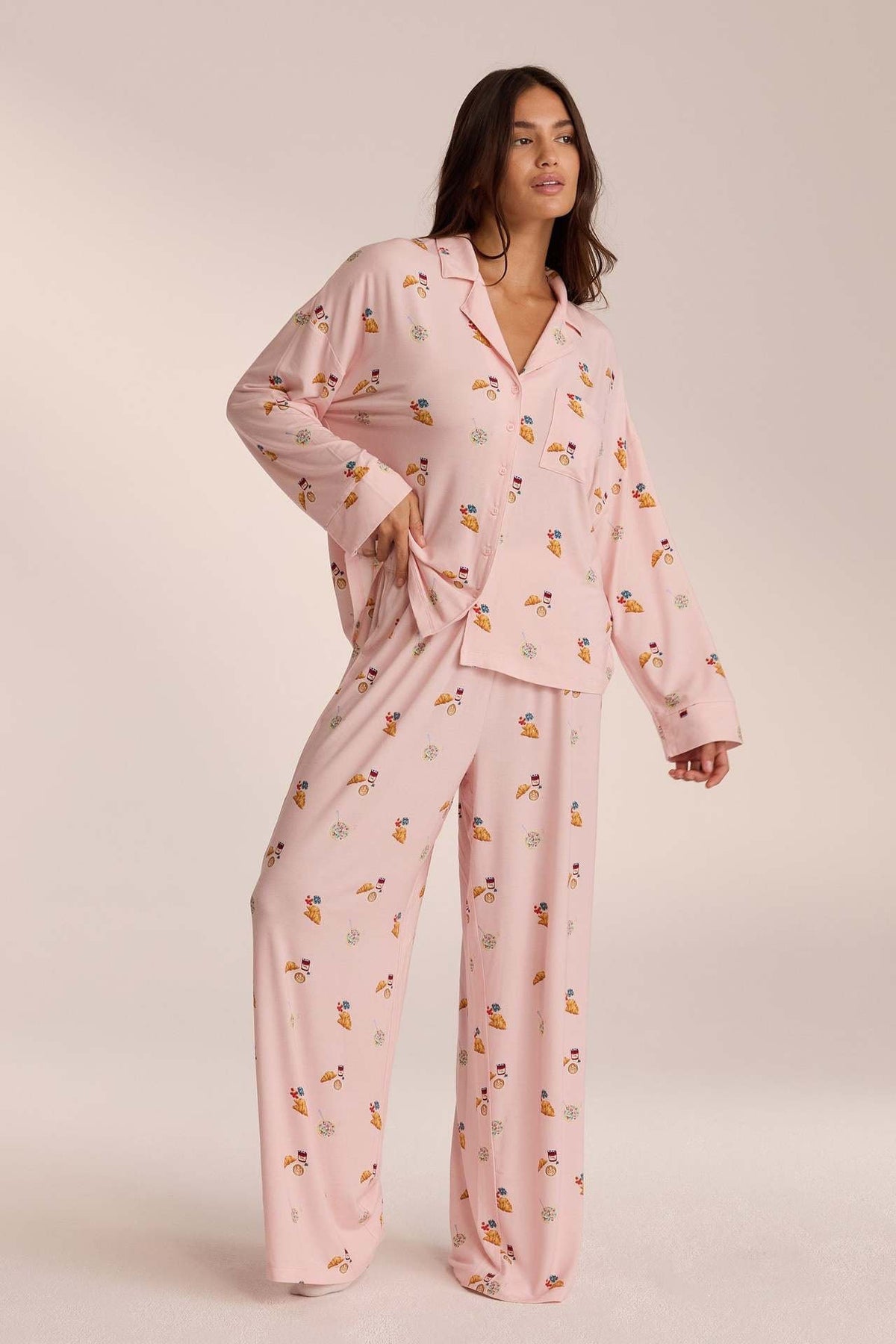 Pijama com padrão inspirado no pequeno-almoço