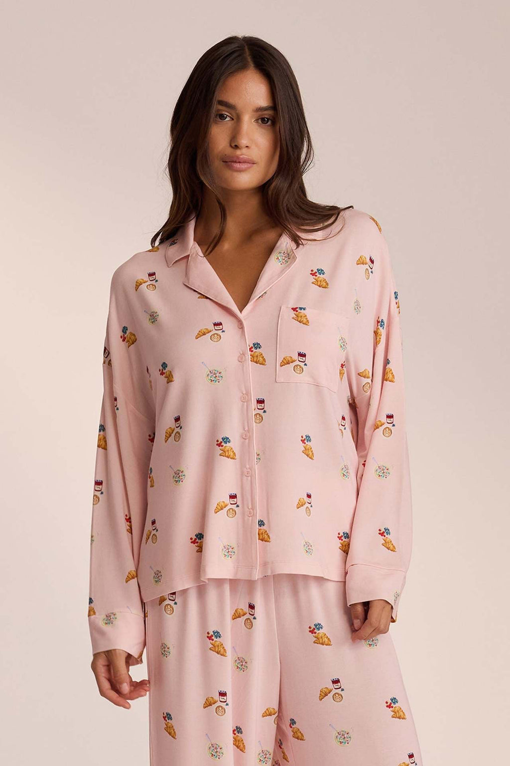 Pijama com padrão inspirado no pequeno-almoço