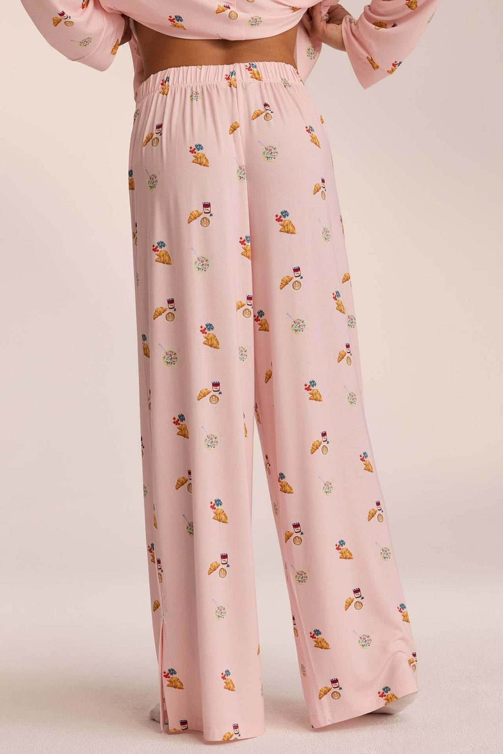 Pijama com padrão inspirado no pequeno-almoço