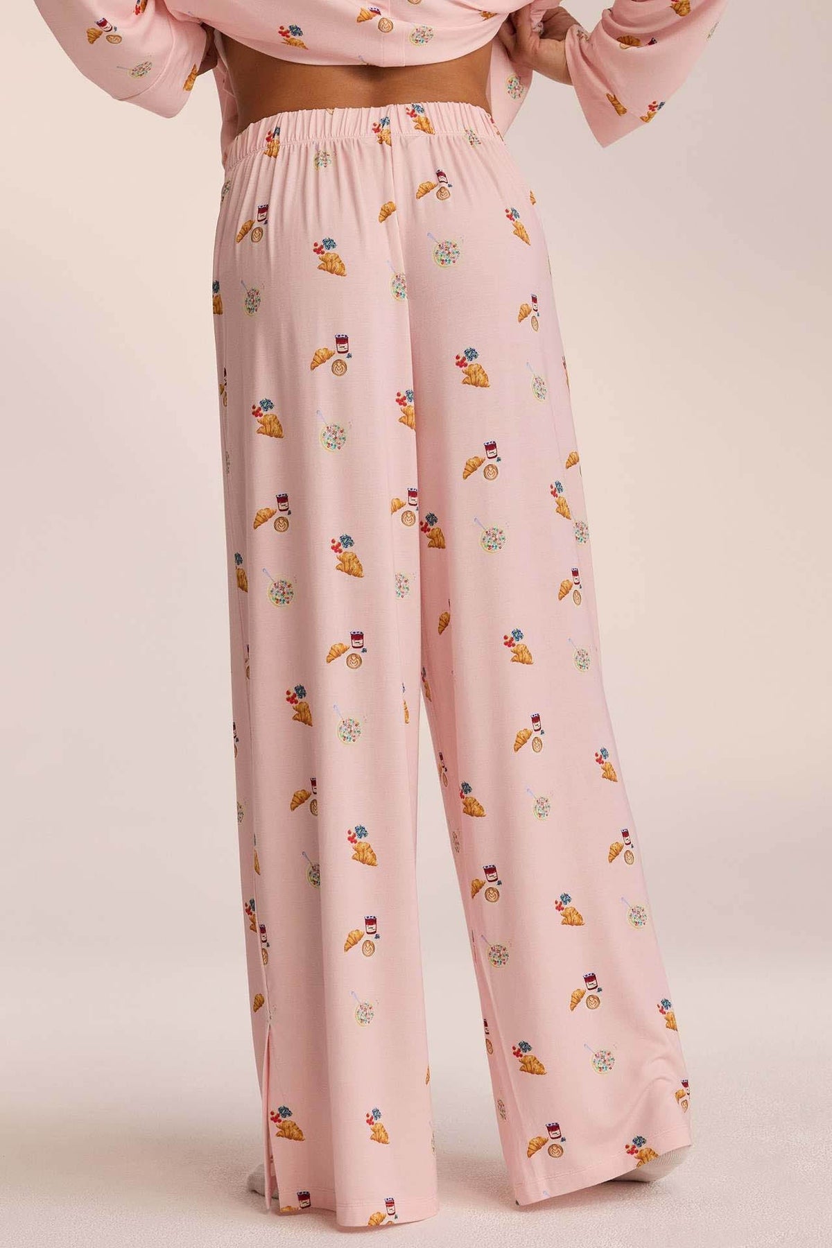 Pijama com padrão inspirado no pequeno-almoço