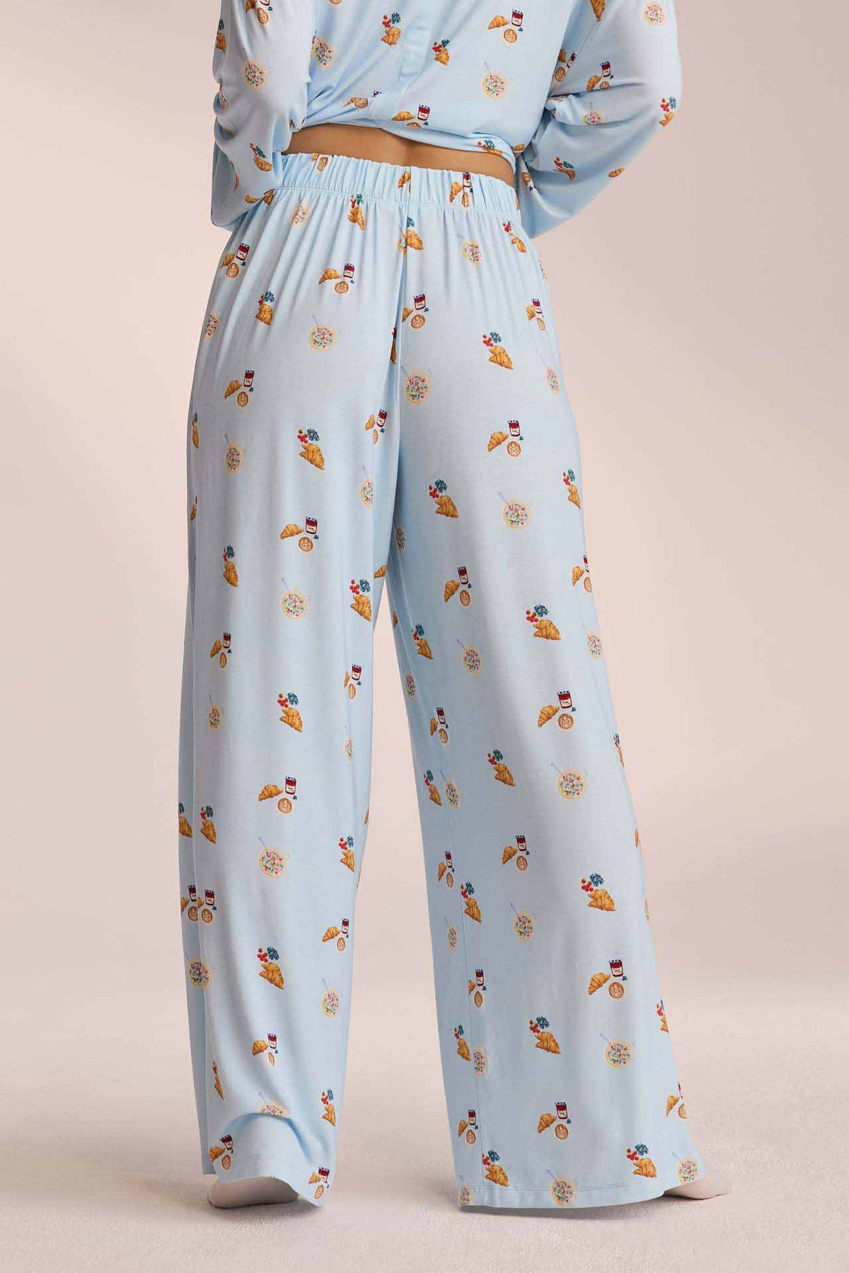 Pijama com padrão inspirado no pequeno-almoço