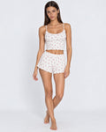 Conjunto de camisola e calções com pequenas flores rosas