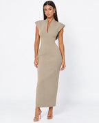 Vestido longo com ombros estruturados e decote em V