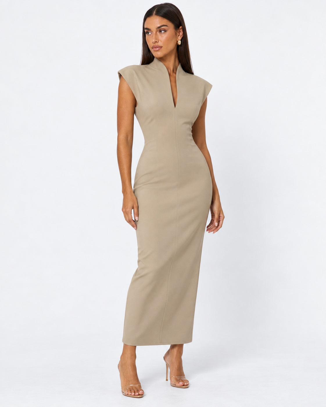 Vestido longo com ombros estruturados e decote em V