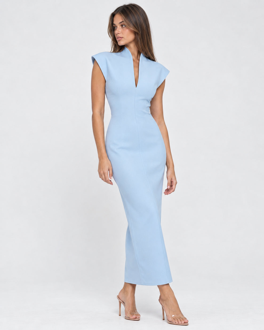 Vestido longo com ombros estruturados e decote em V