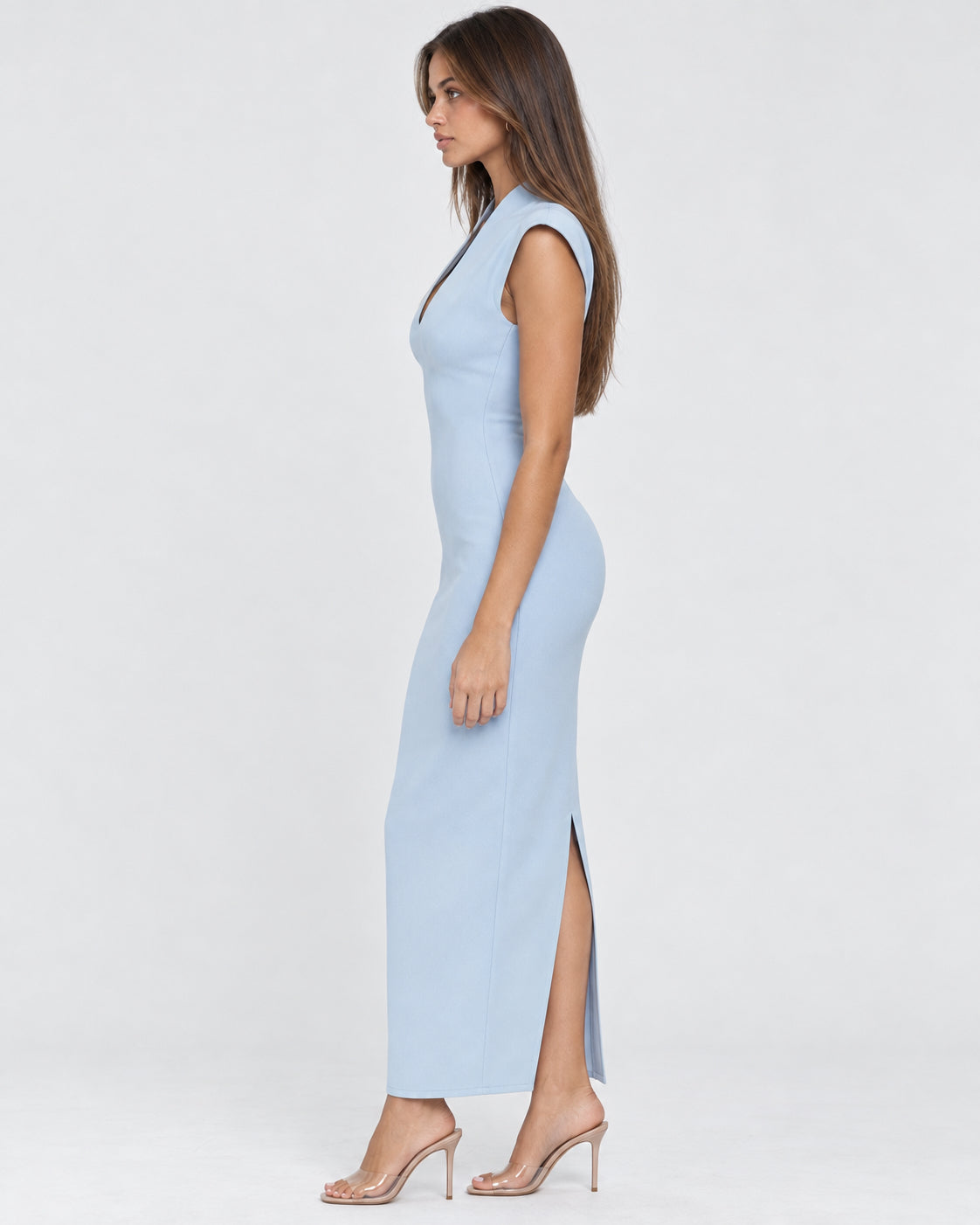 Vestido longo com ombros estruturados e decote em V