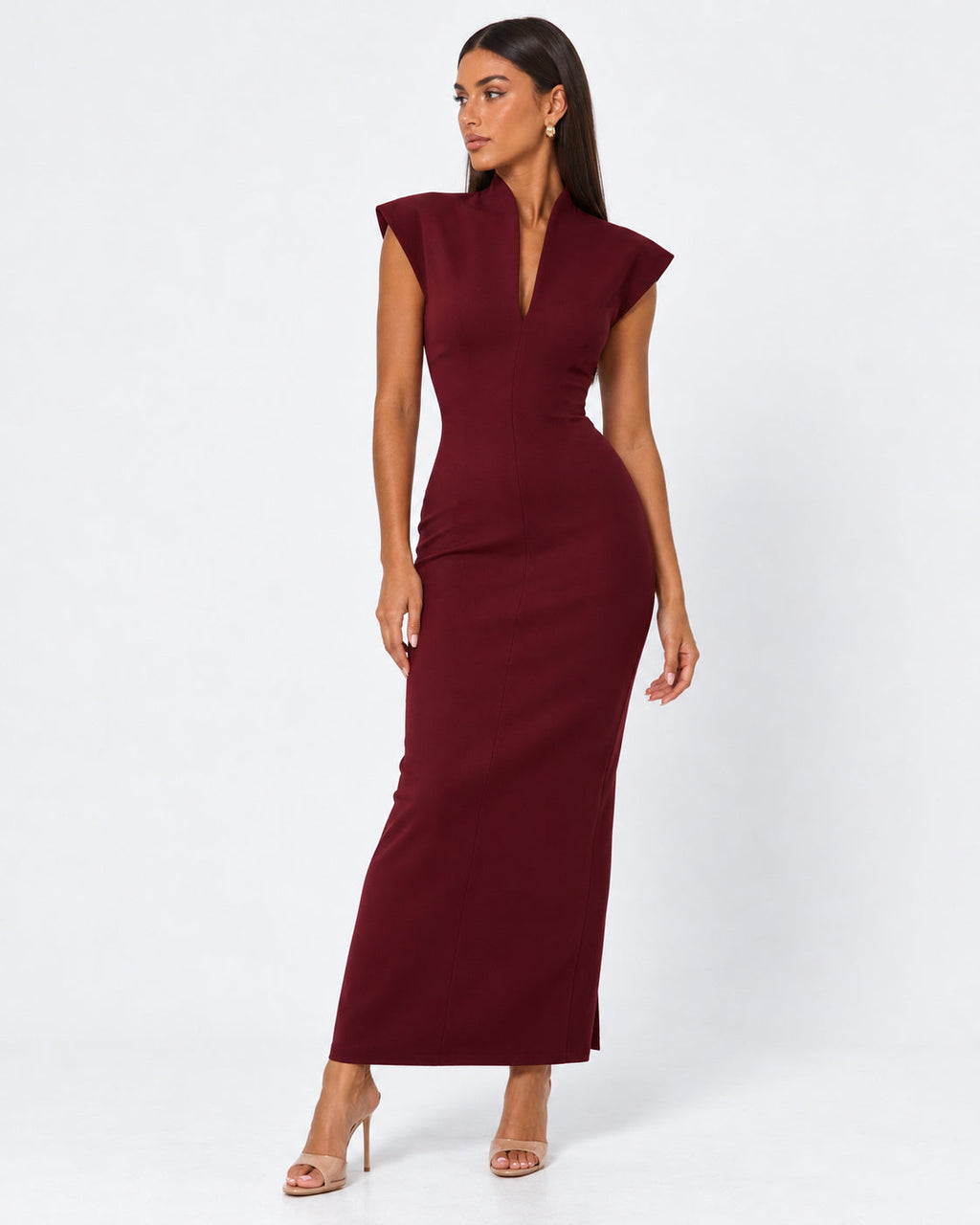 Vestido longo com ombros estruturados e decote em V