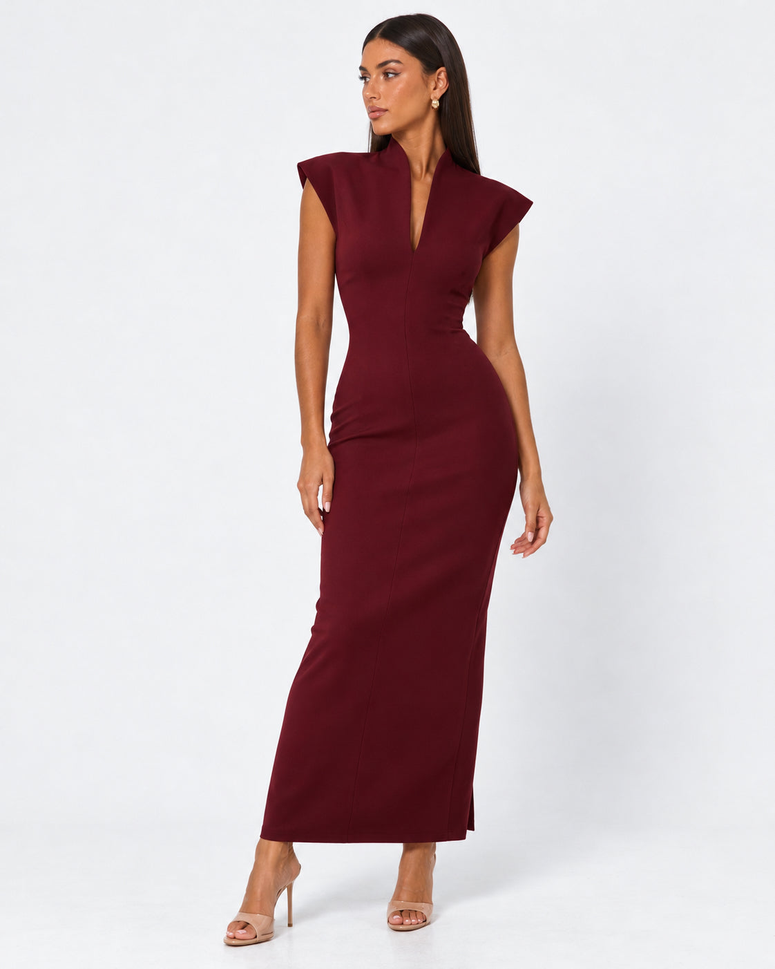 Vestido longo com ombros estruturados e decote em V