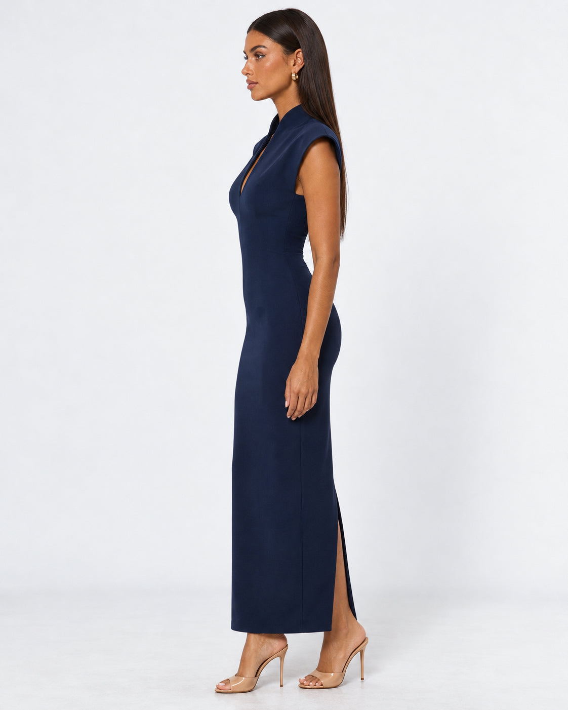 Vestido longo com ombros estruturados e decote em V