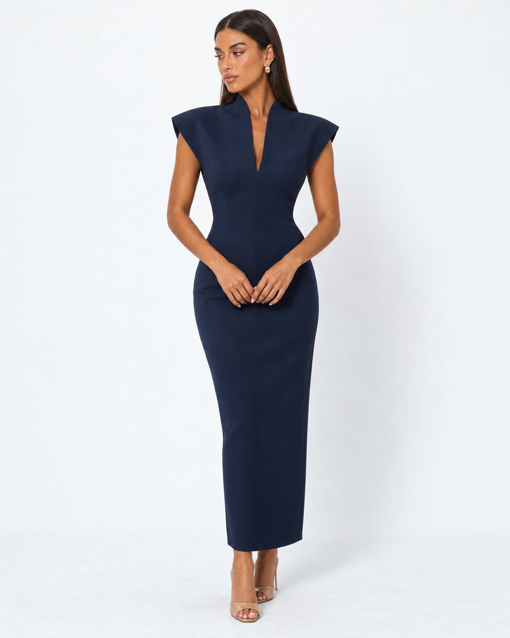 Vestido longo com ombros estruturados e decote em V