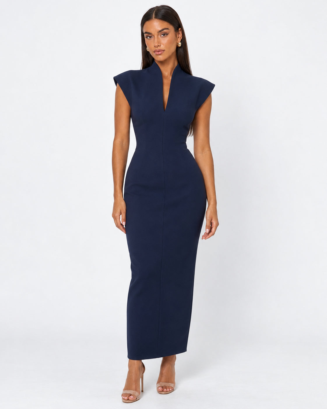 Vestido longo com ombros estruturados e decote em V