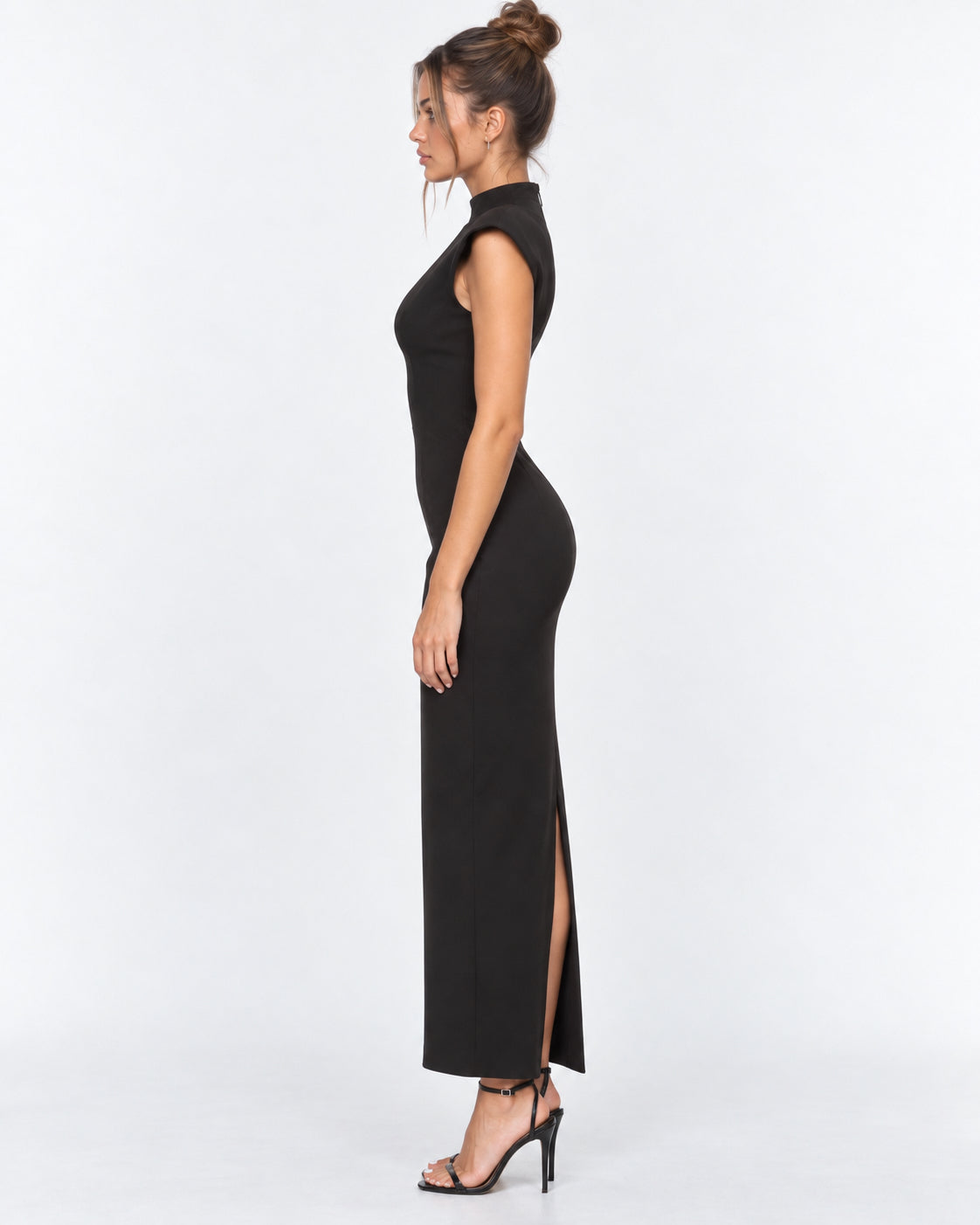 Vestido longo com ombros estruturados e decote em V