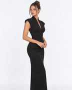 Vestido longo com ombros estruturados e decote em V