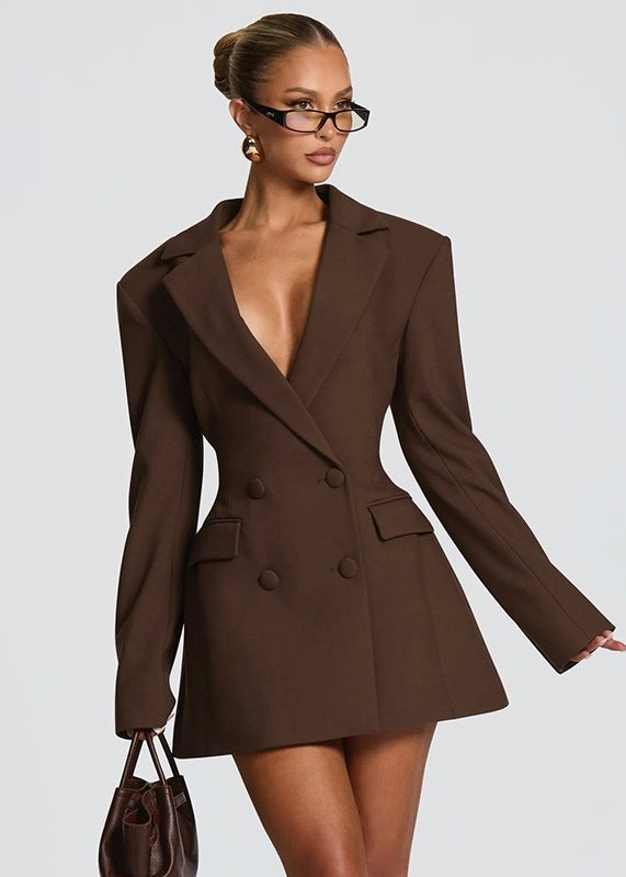 Vestido curto de corte estruturado com decote profundo