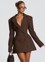 Vestido curto de corte estruturado com decote profundo