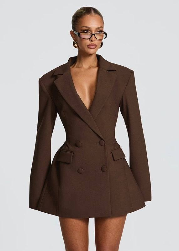 Vestido curto de corte estruturado com decote profundo