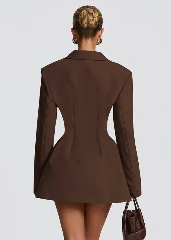 Vestido curto de corte estruturado com decote profundo