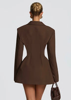 Vestido curto de corte estruturado com decote profundo