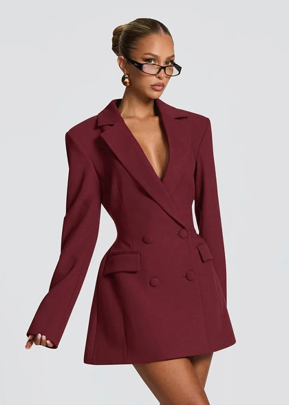 Vestido curto de corte estruturado com decote profundo