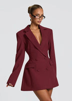 Vestido curto de corte estruturado com decote profundo