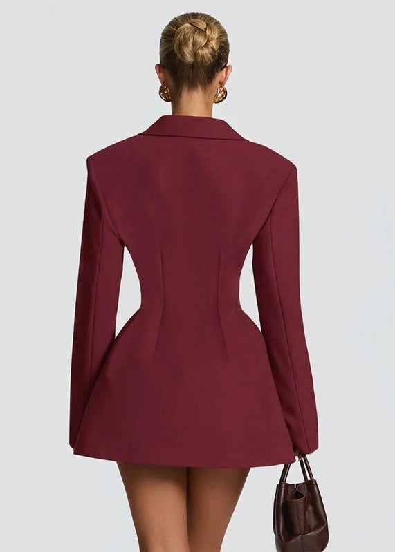 Vestido curto de corte estruturado com decote profundo