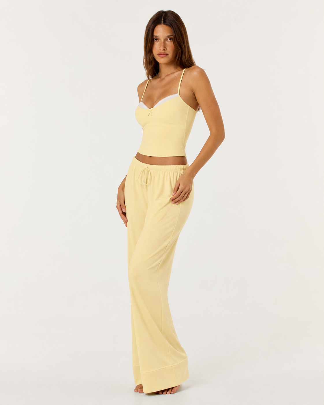 Conjunto suave com camisola ajustada e calças largas