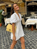 Vestido Curto de Decote em V Jasmim do Vale