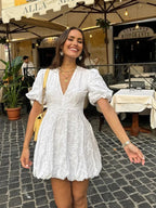 Vestido Curto de Decote em V Jasmim do Vale