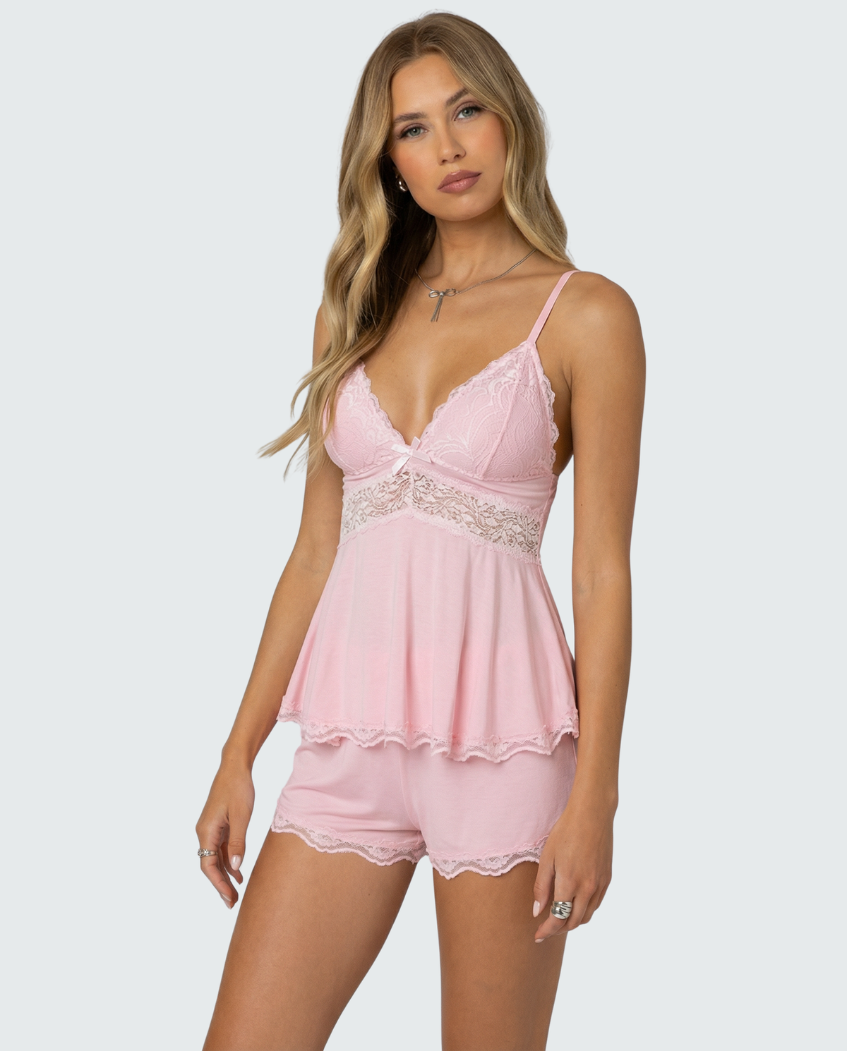 Conjunto de dormir com renda, laço e decote em V