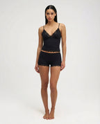 Conjunto suave de camisola e calções com renda ondulada