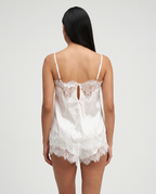 Conjunto sedoso com renda no decote e nas bainhas